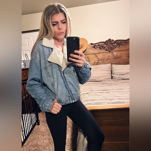 Garage, Light Denim, Sherpa/Fleece Lined, Crop, Zip, Jeans Jacket, Size Large - Picture 9 of 9